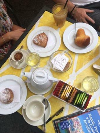 Da Polly A Piazza Amedeo Frühstückspension Neapel