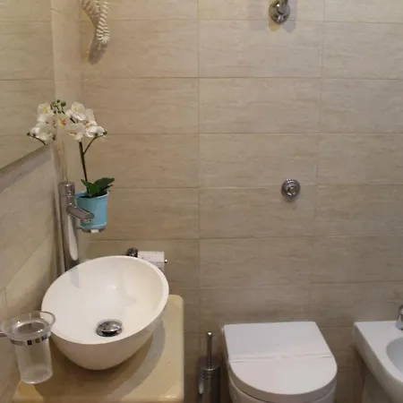 Da Polly a Piazza Amedeo Bed and Breakfast Napoli Esterno foto